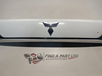 2016 Mitsubishi Outlander GF*W - Tailgate Garnish PN: 5817A265