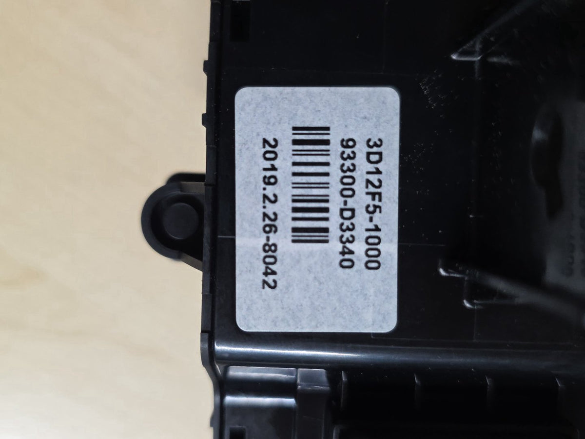 2015-2020 Hyundai Tucson TL TMAJ3812WHJ144099 - Handbrake Switch PN: