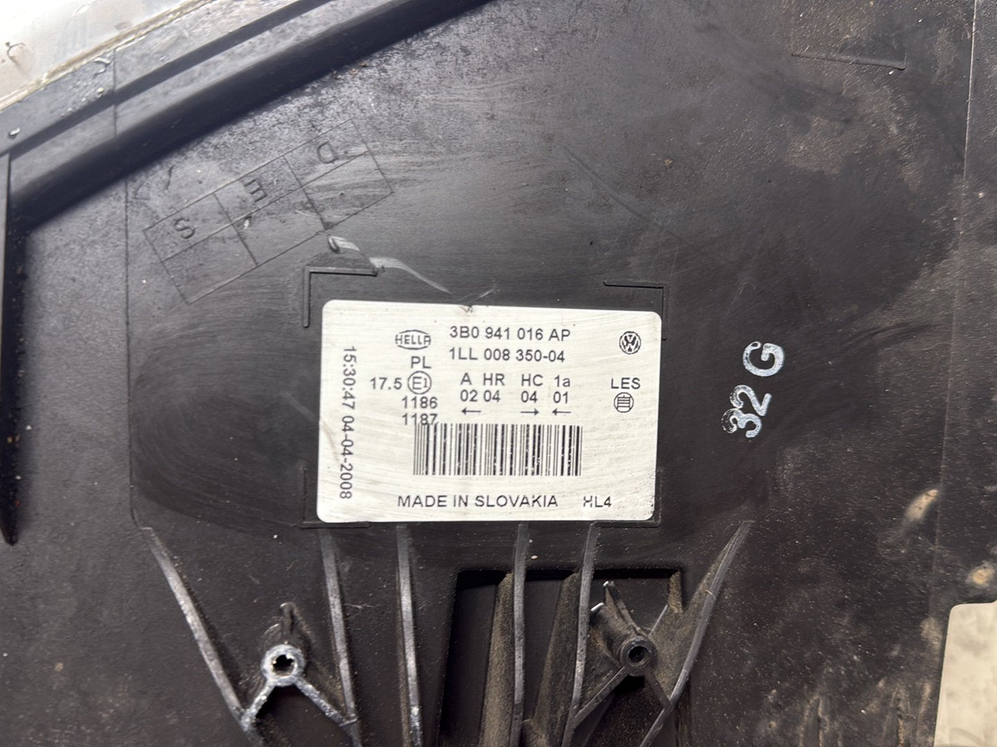 2001-2006 Volkswagen Passat- Right Headlight PN: 3B0 941 016 AP